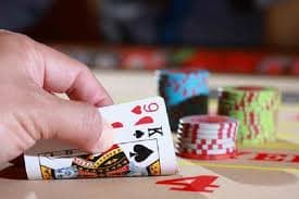 Dealer profesional di studio Wild Coaster ledak88 menjalankan permainan roulette live dengan multi-kamera HD